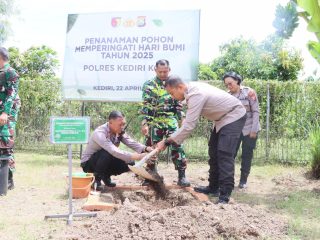 Jaga Kelestarian Lingkungan, Kapolres Kediri Kota dan Dandim 0809 Kediri Tanam Pohon di Hari Bumi
