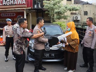 Senyum Sumringah Korban Curanmor Saat Polres Pelabuhan Tanjungperak Temukan dan Kembalikan Kendaraan yang Hilang