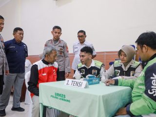 Polres Jombang Gelar Bakti Kesehatan dan Bagikan Bansos, Sambut HUT Bhayangkara ke 79