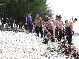 Polri Peduli Lingkungan : Polres Pelabuhan Tanjungperak Bersihkan Pesisir Surabaya Sambut Hari Bhayangkara ke-79