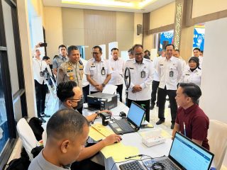 Polda Jatim dan Kanwil Ditjen Imigrasi Bersinergi Sambut Hari Bhayangkara ke - 79 Gelar Semarak 1079 Paspor untuk Negeri