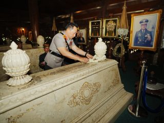 Rangkaian Hari Bhayangkara ke-79, Kapolri Ziarah ke Makam Presiden RI ke-2 Soeharto