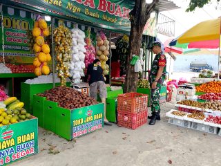 Babinsa Koramil 0817/09 Balongpanggang Laksanakan Komsos dan Anjangsana di Tempat Usaha Warga