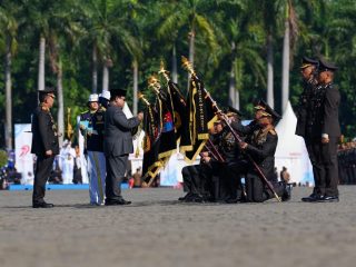 Presiden Hadiahi Penghargaan Nugraha Sakanti dan Tanda Kehormatan Bintang Bhayangkara Nararya
