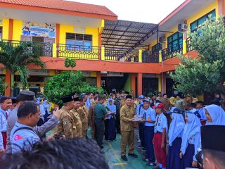 Danramil 0817/12 Sidayu Hadiri MPLS dan Launching Program Makan Bergizi Gratis di SMPN 6 dan SMPN 30 Sidayu