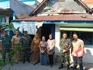 Mengetuk Pintu Harapan: Kolaborasi TNI dan Bakesbangpol Tinjau Rumah Warga Tidak Layak Huni di Kelurahan Celep, Sidoarjo