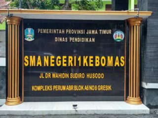 SMAN 1 Kebomas Gresik menjual seragam ke siswa didik baru dengan nominal Rp 1.300.000;