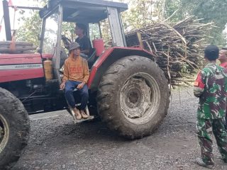 Babinsa Kromong Koramil 0814-09/Kudu Amankan Rute Pengiriman Material TMMD