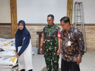 Kerja Nyata Babinsa, Serda Budiono Kawal 7,28 Ton Beras Bansos, Hangatkan Hati 182 Keluarga di Desa Suko
