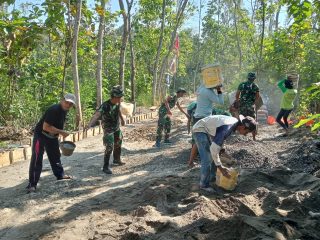 Babinsa Koramil 18/Jogoroto kebut pengerjaan pengecoran jalan pada kegiatan TMMD Ke-125 kodim 0814 /Jombang.