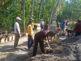 Sinergitas antara Warga bersama Babinsa Koramil 0814-17 wonosalam dalan program TMMD ke 125 kodim 0814 Jombang