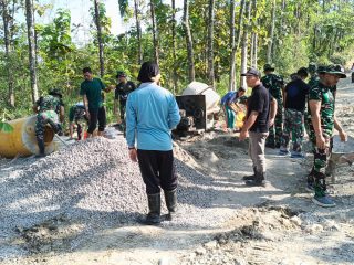 TMMD Ke-125 Kodim 0814/Jombang, Babinsa Koramil 11/ Sumobito melaksanakan pengecoran sepanjang jalan Desa Kromong.