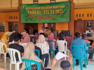 Sertu Trio Anggota Koramil Ploso Konsisten Bahu Membahu Pasang Paving di Desa Kromong