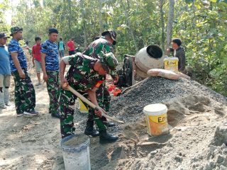 Kegiatan TNI kodim 0814 /Jombang Manunggal membangun Desa (TMMD) ke -125 bersama mayarakat.