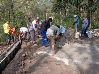Kekompakan TNI bersama Masyarakat Membangun Jalan dalam Satgas TMMD ke-125 Kodim 0814/Jombang