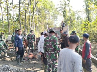 Babinsa Koramil 0814/17 Wonosalam, Terlibat Aktif dalam kegiatan Satgas TMMD ke-125 untuk Pengecoran Jalan Desa Kromong