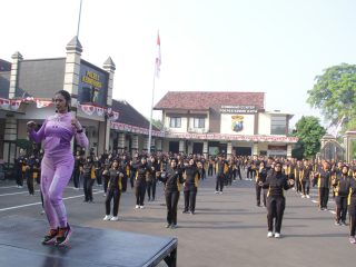 Semangat Kebersamaan, Polwan Polres Kediri Kota Gelar Olahraga Bersama dengan Tema “POLRI UNTUK MASYARAKAT”
