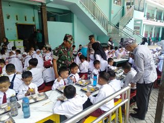 Sinergi TNI-Polri Hadirkan 1.756 Porsi Makan Bergizi Gratis untuk Anak Sekolah di Trenggalek