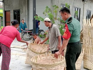 Babinsa Duduksampeyan Dukung Kemajuan Usaha Warga Pengrajin Anyaman Bambu