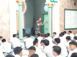 Babinsa Koramil 0816/07 Krembung Gencarkan Penyuluhan Bahaya Narkoba dan Pergaulan Bebas: Wujud Nyata Kepedulian TNI AD bagi Generasi Muda SMKI Rejeni”