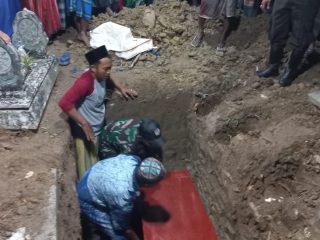 Koramil Blega Dampingi Pemakaman Santri Korban Runtuhnya Musholla Al-Khoziny