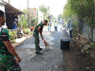 Satgas TMMD ke-126 Kodim 0816/Sidoarjo Kebut Pengaspalan Jalan di Desa Kedondong Kecamatan Tulangan
