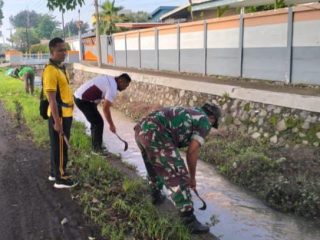 Kerja Bhakti Kesiapsiagaan Banjir, Warga Waruberon Bersatu Bersihkan Irigasi