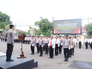 Kapolres Kediri Kota Berikan Penghargaan kepada 53 Personel Berprestasi