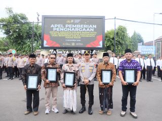 Kapolres Kediri Kota Berikan Penghargaan kepada Tokoh Masyarakat Berkontribusi dalam Harkamtibmas