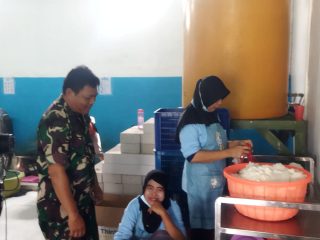 Babinsa Koramil 0816/15 Sukodono Pastikan Program Makan Bergizi Gratis Tepat Sasaran dan Higienis