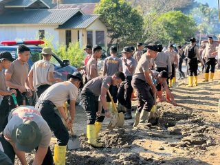Kapolda Jatim Anugerahkan Tanda Kehormatan kepada Ribuan Personel