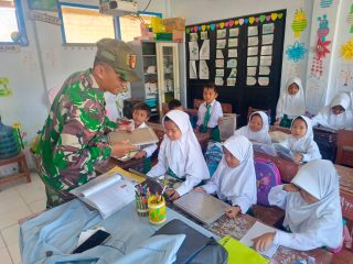 Babinsa Koramil Camplong Dampingi Program Makan Bergizi Gratis di SDN Madupat 3
