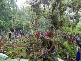 Babinsa Bersama Warga Bersihkan TPU Tanggulkundung