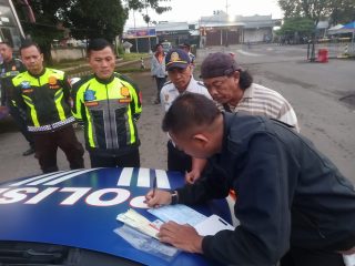 Satlantas Polres Kediri Kota Tahan Bus Bagong Usai Terobos Lampu Merah di Simpang Muning