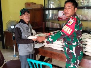 Babinsa Gedangan Turut Dampingi Baznas Salurkan Bantuan Beras untuk Warga
