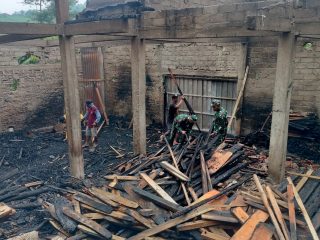 Sertu Galih Bersama Warga Gotong Royong Bersihkan Lokasi Penggergajian Pasca Kebakaran