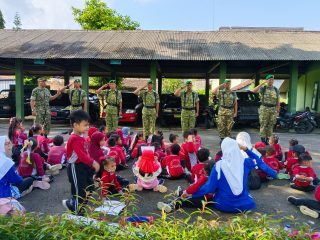 Seru! Anak PAUD di Trenggalek Belajar Profesi dan Disiplin Bareng TNI