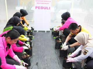 Tanam Pohon Hari Ini, Jaga Masa Depan: Aksi Nyata Polres Kediri Kota dan Bhayangkari