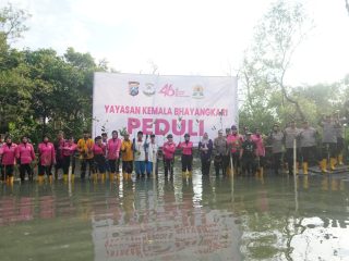 Sambut HUT ke-46, YKB Tanjung Perak Tanam Mangrove Pulihkan Lahan Kritis