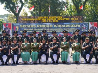 Ketua Persit Kartika Chandra Kirana PD V Brawijaya Ibu Vira Rudy Saladin Dampingi Pangdam V/Brawijaya pada Penutupan Dikmaba Infanteri TNI AD Gelombang I TA 2026 di Jember