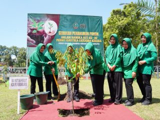 Ibu Ketua Persit KCK PD V Brawijaya Ibu Vira Rudy Saladin Hadiri Penutupan Dikmaba TNI AD 2026 di Jember