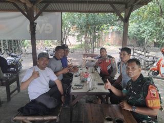 Komsos Humanis Babinsa Terungkulon, Ajak Warga Krian Perkuat Keamanan Lingkungan