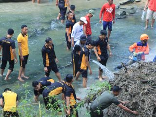 Gerakan Indonesia ASRI : Polres Ngawi Bersihkan Aliran Sungai di Jembatan Purba