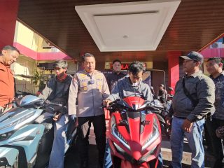 Polres Probolinggo Temukan dan Serahkan Motor yang Hilang, Korban Curanmor Tersenyum Riang