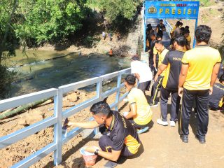 Polres Ngawi Rampungkan Perbaikan Jembatan Merah Putih Presisi di Blandongan