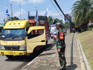 Babinsa Candi Siaga Amankan May Day, Pemberangkatan Massa Berlangsung Tertib