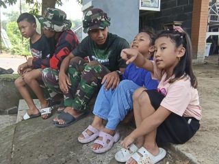 Tawa Anak Desa dan Hangatnya Kebersamaan Satgas TMMD 128 Gresik‎
