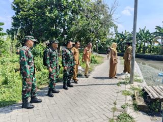 Babinsa Candi Dampingi Peninjauan Lokasi Jembatan di Sumorame, Sinergi Wujudkan Akses Desa Lebih Baik