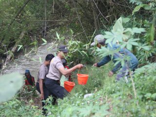 Polres Blitar Kota bersama Warga Bangun Jembatan Merah Putih Presisi Penggerak Ekonomi Desa