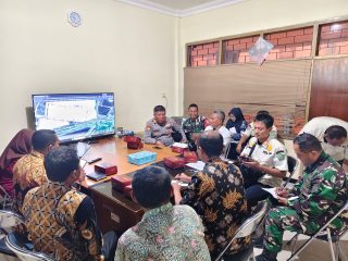 Batuud Koramil 0816/02 Candi Kawal Penertiban Bantaran Sungai Kedungguling